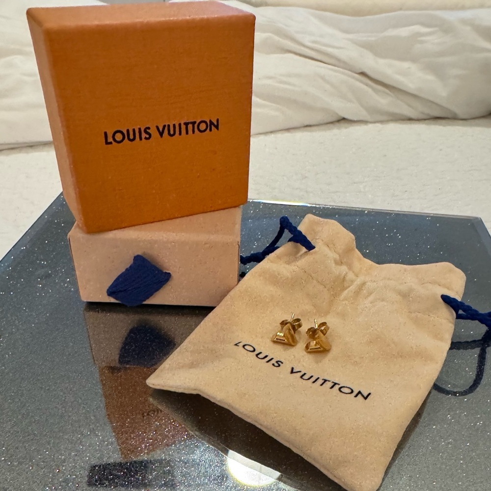 Louis Vuitton Gold V Earrings authentic M68153
